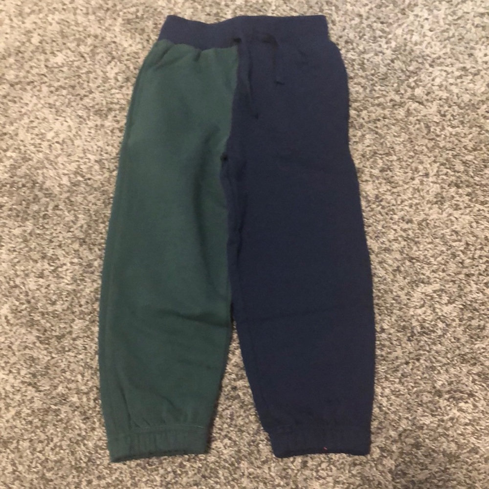 Color lock sweatpants. Color: navy blue and juniper